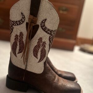 Ariat unique women’s cowboy boots. Square toe. Size 9.5. Brown and cream color.